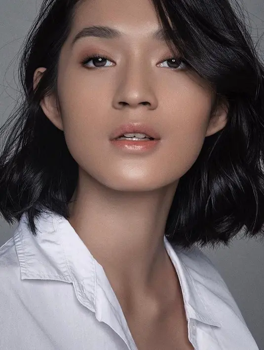 Seperti dalam potret ini, Jean terlihat natural dengan pulasan makeup nuansa peach yang flawless.  (Instagram/jeannetasfdl).