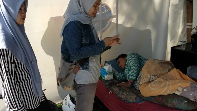 Ernawati saat berada di sebuah tenda di depan mesjid Agung Kendari. (Liputan6.com/Ahmad Akbar Fua)
