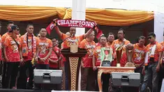Gubernur DKI Jakarta Anies Baswedan membentangkan syal saat memberi sambutan dalam penyerahan piala Liga I di Balai Kota, Jakarta, Sabtu (15/12). Kemenangan Persija di Liga 1 jadi momen bersejarah bagi masyarakat DKI. (Liputan6.com/Herman Zakharia)