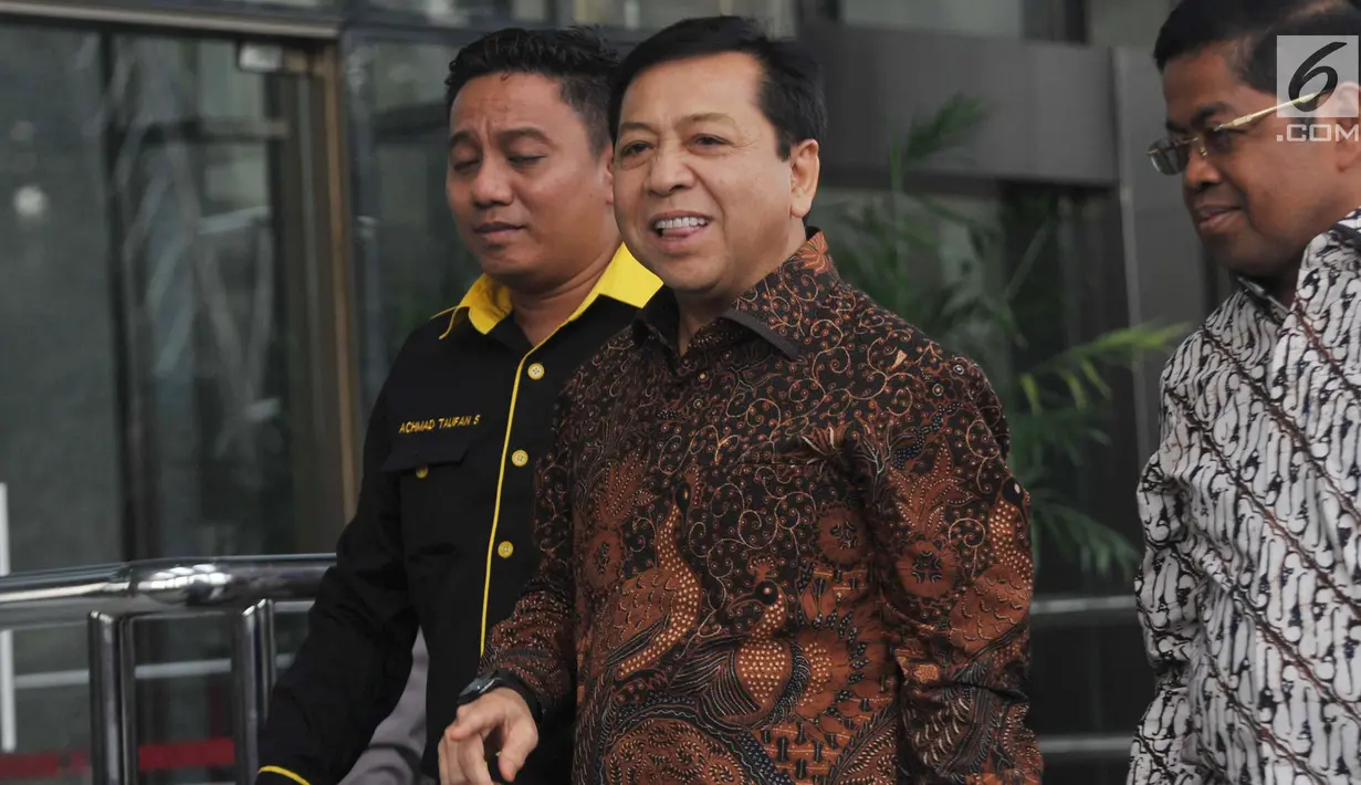 Ketua DPR Setya Novanto saat tiba di gedung KPK, Jakarta, Jumat (14/7). Setya Novanto diperiksa KPK sebagai saksi dalam kasus dugaan korupsi proyek pengadaan e-KTP  dengan tersangka Andi Agustinus alias Andi Narogong. (Liputan6.com/Helmi Afandi)