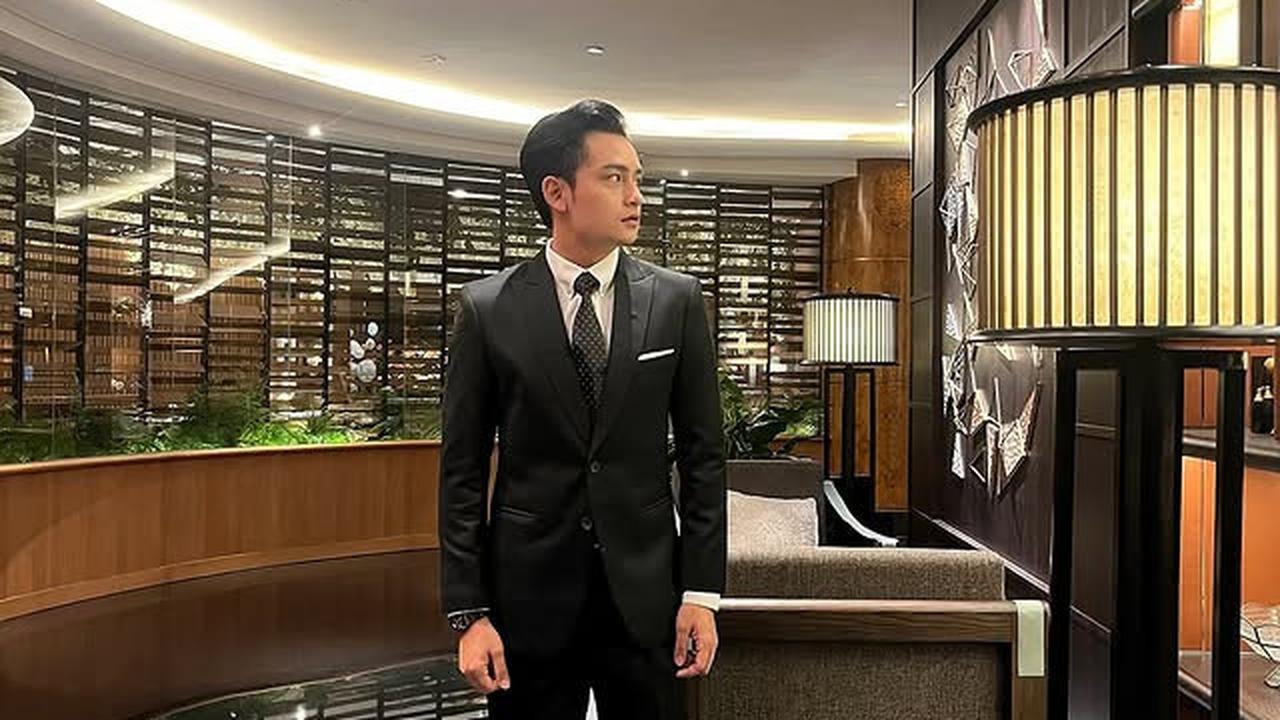 Bukan dengan Lyodra, 7 Potret Randy Martin Kondangan Bareng Sosok Tersayang Ini - Tampil Formal Pakai Setelan Jas