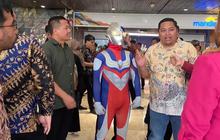 VIDEO: Gaya 'Nyeleneh' Anggota DPR Unik Pakai Kostum Ultraman saat Pelantikan, Ini Alasannya