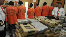 Satuan Narkoba Polres Metro Jakarta Selatan memperlihatkan barang bukti 200 kg ganja di Mapolres Jakarta Selatan, Senin (27/4/2015). Polres Metro Jakarta Selatan mengamankan enam orang tersangka dari tiga kasus berbeda. (Liputan6.com/Johan Tallo)