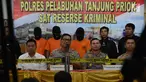 Kabid Humas Polda Metro Jaya Kombes Pol Argo Yuwono (kedua kiri) memberi keterangan kepada awak media saat mengelar perkara kasus kebakaran kapal motor tradisional di Pelabuhan Muara Baru, Jakarta, Sabtu (2/3). (Merdeka.com/Imam Buhori)