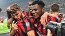 Striker AC Milan, Patrick Cutrone, melakukan selebrasi  usai mencetak gol ke gawang CSU Craiova pada laga kualifikasi Liga Europa di Stadion San Siro, Milan, Jumat (4/8/2017). AC Milan menang 2-0 atas CSU Craiova. (AP/Daniel Dal Zennaro)