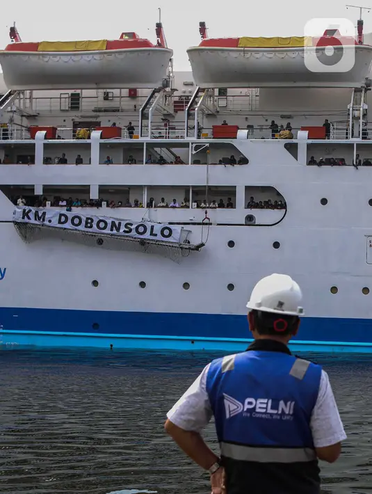 Kapal tersebut merupakan gelombang pertama arus balik gratis Kemenhub yang membawa 1.705 penumpang dan 663 sepeda motor dari Pelabuhan Tanjung Emas Semarang. (Liputan6.com/Angga Yuniar)