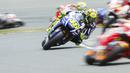 Valentino Rossi berjuang keras di barisan depan. (REUTERS/Hannibal Hanschke)