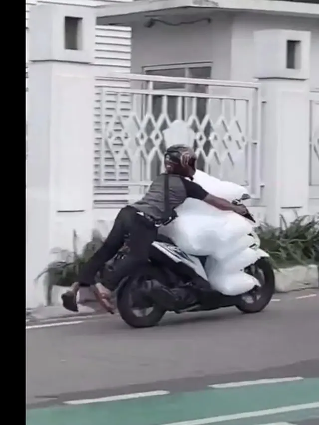 7 Potret Kejadian Kocak di Jalan Raya, Bikin Enggak Habis Pikir
