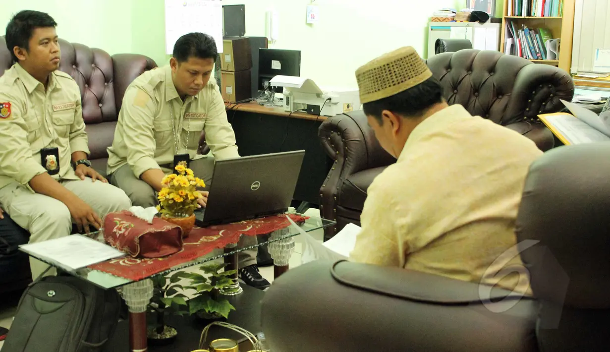 Petugas Tipidkor mendatangi sejumlah sekolah di kawasan Kebon Jeruk, Jakarta, Kamis (21/5). Petugas melakukan penyitaan barang bukti UPS anggaran 2014 atas nama tersangka Alex Usman. (Liputan6.com/Helmi Afandi)