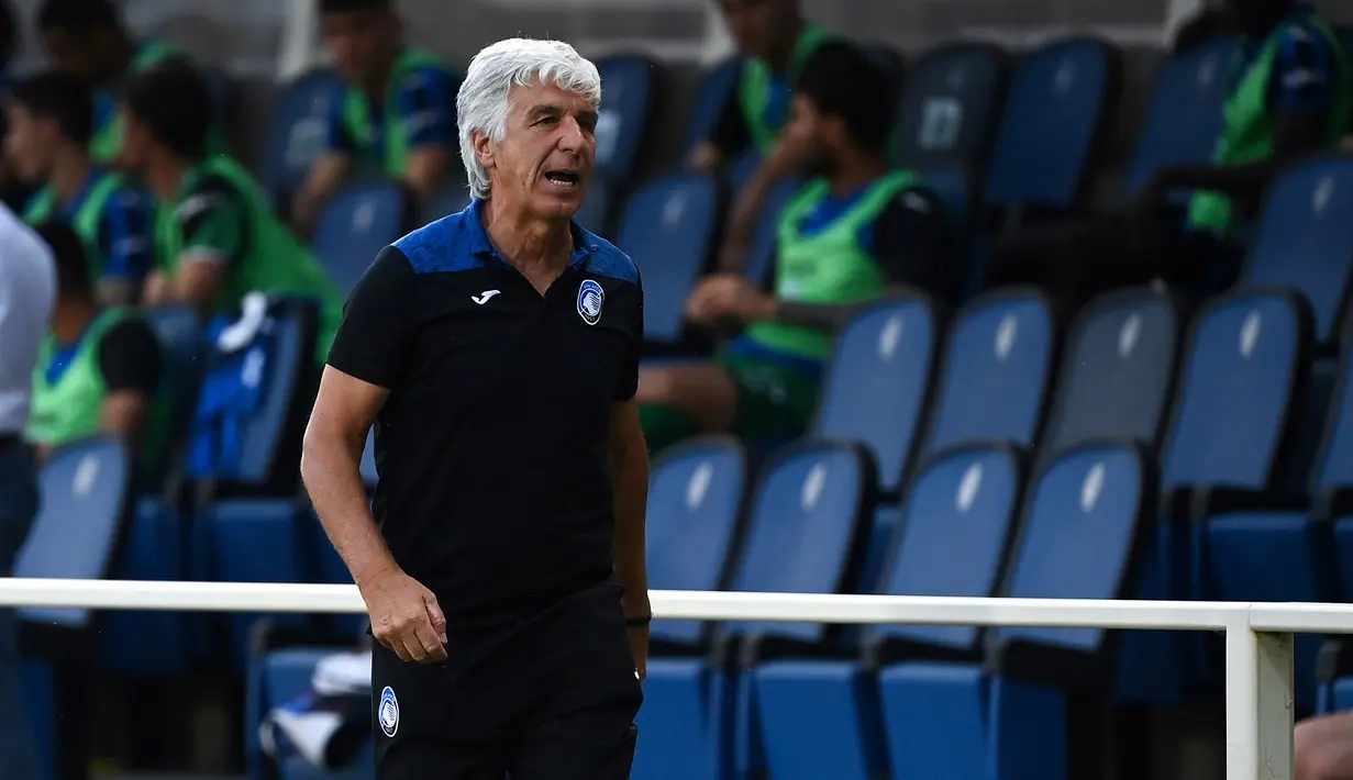 Pelatih Atalanta, Gian Piero Gasperini, memperhatikan pemainnya saat menghadapai Bologna pada laga lanjutan Serie A pekan ke-35 di Gewiss Stadium, Rabu (22/7/2020) dini hari WIB. Atalanta menang 1-0 atas Bologna. (AFP/Marco Bertorello)