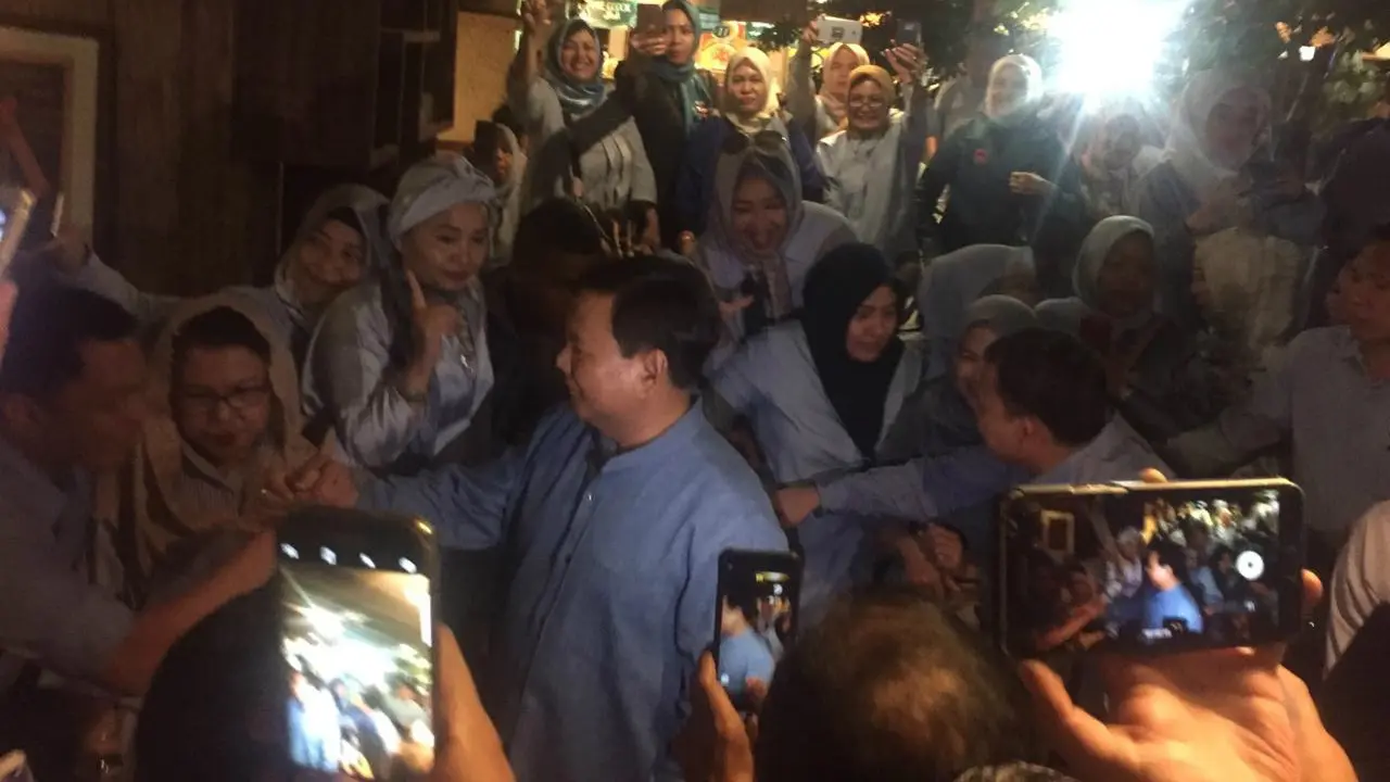 Capres Prabowo Subianto menyambangi kawasan Blok M, Jakarta.