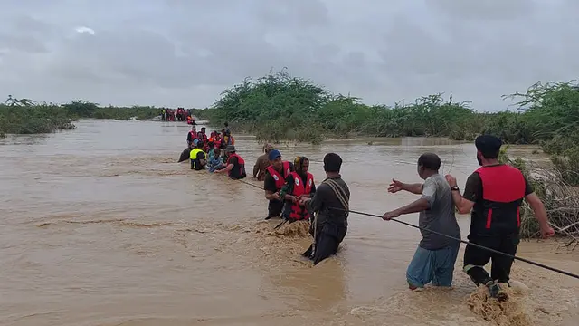 Evakuasi Korban Banjir di Pakistan