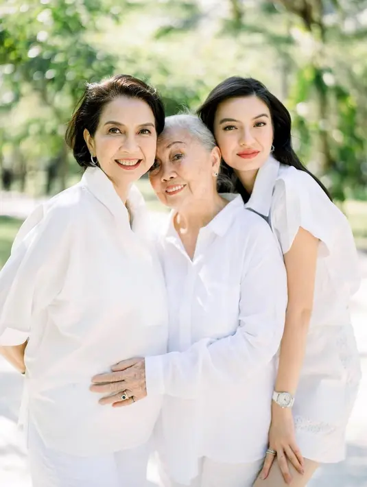 Raline Shah juga mengunggah potret dirinya bersama sang ibu dan nenek. Tiga generasi yang punya paras rupawan nan menawan. [Foto: Instagram/ralineshah]