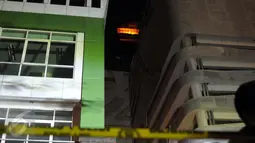 Titik api terlihat di sekitar lantai 23 bangunan Gedung Swiss Belhotel, Kelapa Gading, Jakarta, Minggu (7/8). Dua pekerja dikabarkan tewas saat terjadi kebakaran di hotel yang masih dalam tahap penyelesaian. (Liputan6.com/Helmi Fithriansyah)