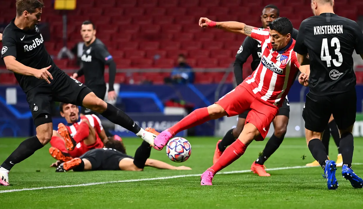 Penyerang Atletico Madrid, Luis Suarez, berebut bola dengan bek Salzburg, Maximilian Woeber, pada laga Liga Champions 2020/2021 di Estadio Wanda Metropolitano, Rabu (28/10/2020) dini hari WIB. Atletico Madrid menang 3-2 atas Salzburg. (AFP/Gabriel Bouys)