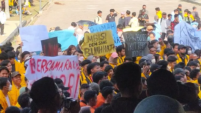 <p>Salah satu mahasiswa di Palembang Sumsel membawa kertas bertuliskan 'Ambisi Demi Sang Buah Hati', saat menggelar aksi damai di halaman kantor DPRD Sumsel (Liputan6.com / Nefri Inge)</p>