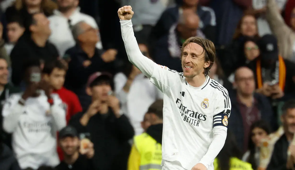 Setelah 13 tahun membela Real Madrid, Luka Modric—gelandang asal Kroasia—resmi akan mengakhiri kariernya di klub ibu kota Spanyol tersebut. Tampak dalam foto, gelandang Real Madrid asal Kroasia, Luka Modric saat merayakan gol pembuka saat pertandingan sepak bola Liga Spanyol melawan Girona FC di Stadion Santiago Bernabeu, Madrid pada 23 Februari 2025. (Pierre-Philippe MARCOU/AFP)