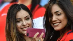 Dua Suporter Cantik asal Chili tengah berfoto selfie saat timnya melawan Argentina pada Copa Amerika Centenario 2016 di Stadion Levi's, Santa Clara, California, Amerika Serikat, (7/6/2016) WIB. (AFP/Josh Edelson)