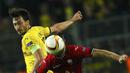 Pemain Borussia Dortmund, Mats Hummels, berebut bola dengan pemain FK Qabala, Olexiy Antonov, dalam lanjutan Grup C Liga Europa di Stadion Signal Iduna Park, Dortmund, Jerman, Jumat (6/11/2015) dini hari WIB. (Reuters/Ina Fassbender)