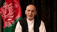 Gambar dari rekaman pesan video yang disiarkan di halaman Facebook Presiden Afghanistan terguling Ashraf Ghani menunjukkan dia berbicara pada 18 Agustus 2021. Ashraf Ghani menegaskan kembali, dirinya keluar dari Afghanistan untuk menghindari pertumpahan darah lebih besar. (FACEBOOK/AFP)