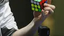 Peserta menyelesaikan kubus Rubik saat mengikuti kejuaraan kubus Rubik Dunia di Saint Denis, Paris, Prancis (16/7). Rubik sendiri adalah sebuah permainan yang mengasah kemampuan konsentrasi. (AFP Photo/Geoffroy Van Der Hasselt)