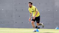 Pemain Barcelona, Lionel Messi, saat mengikuti latihan di Ciutat Esportiva Joan Gamper, Sant Joan Despi, Jumat (8/5/2020) waktu setempat. Barcelona kembali menjalani latihan usai seluruh pemain tim utama dinyatakan negatif COVID-19. (AFP/Miguel Ruiz)
