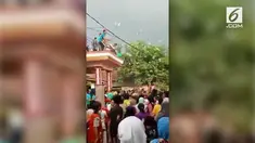 Beredar video sebuah keluarga yang menyebar uang dari atas rumahnya berlantai dua di Probolinggo. Mereka silih berganti melemparkan lembaran uang kertas.