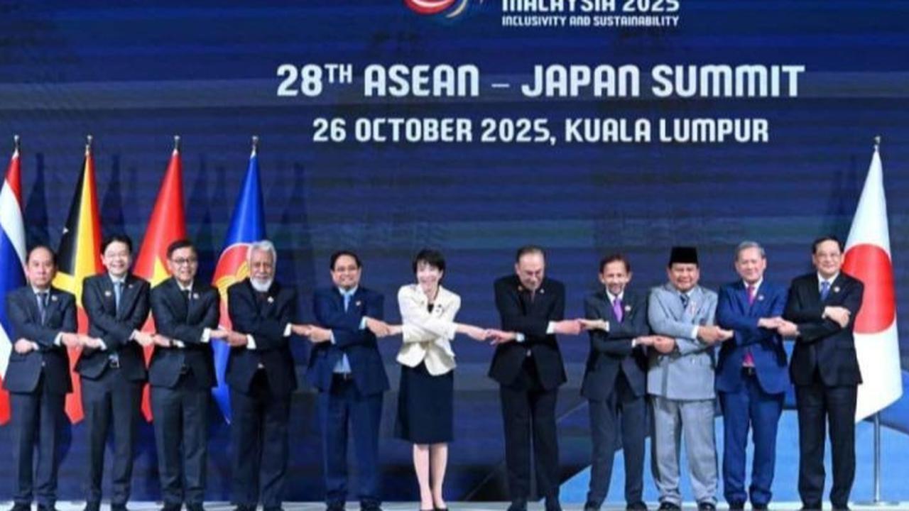 VIDEO: Sikap Tak Terduga Prabowo, Gandeng Erat Sosok Kaya Raya Sultan Brunei di KTT ASEAN