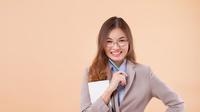 Tak hanya soal IQ dan prestasi akademik—kecerdasan emosional (EQ) juga terbukti jadi kunci sukses di dunia kerja! Yuk, Sahabat Fimela, kita temukan manfaat utama EQ dalam membangun karier yang cemerlang, lengkap dengan langkah praktis untuk mengasah keterampilan emosionalmu mulai hari ini. (Foto dok: Freepik/9nong).