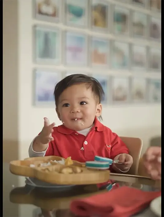Saat membagikan tips, perempuan kelahiran Jakarta 29 tahun silam itu juga tak memaksa anaknya ketika tak mau makan. Ia juga melarang anaknya makan sambil di gendong. [Instagram/nikitawillyofficial94]