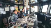 TNI Angkatan Laut mengerahkan kapal bersama unsur SAR untuk mencari lima jurnalis yang hilang kontak di perairan Selat Sunda saat hendak meliput aktivitas Gunung Anak Krakatau. (Foto: Unggahan Akun Medsos @sekretariat.kabinet)