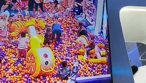 Potongan gambar detik-detik dompet isi emas senilai Rp15 juta raib diambil orang. (Liputan6.com/ Fira Syahrin)