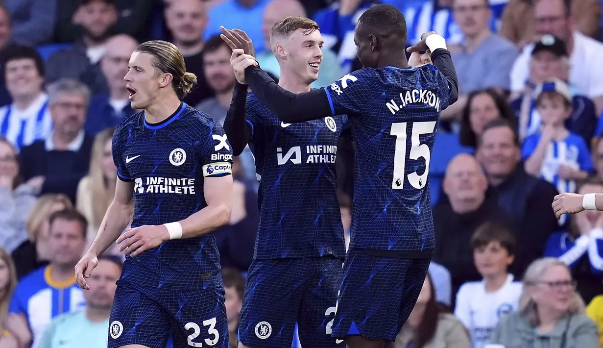 Selebrasi gelandang Chelsea, Cole Palmer setelah mencetak gol pertama timnya ke gawang Brighton and Hove Albion pada laga tunda pekan ke-34 Liga Inggris 2023/2024 di American Express Community Stadium, Brighton, Rabu(15/5/2024). (PA via AP Photo/Adam Davy)