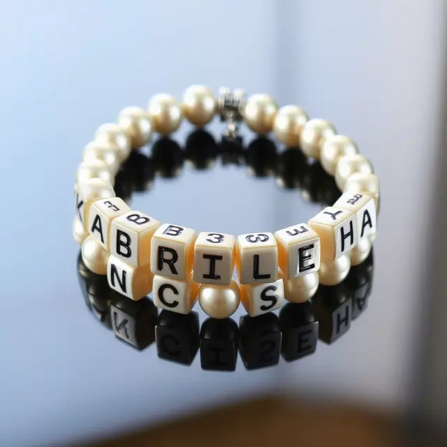 Model Gelang dari Manik-Manik Huruf