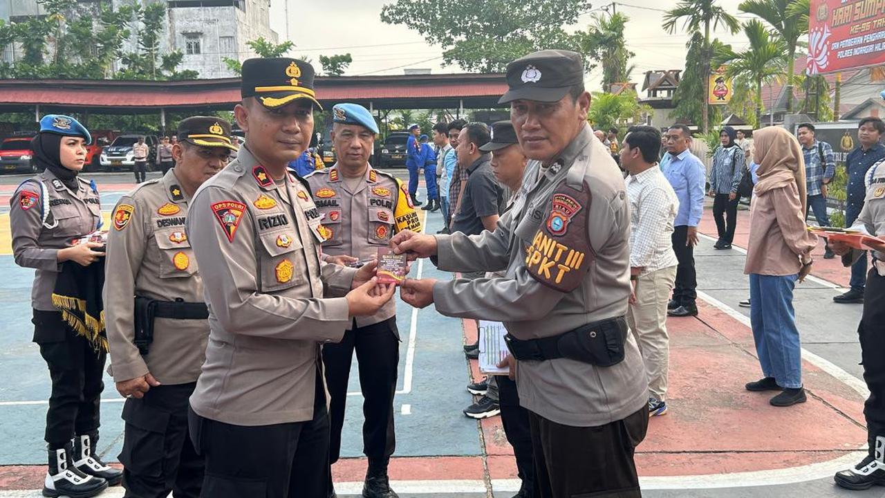Cegah Pelanggaran Personel di Pilkada, Wakapolres Inhil Bagikan Buku Saku Netralitas Polri