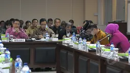 Menteri Agama, Lukman Hakim Saifuddin (kiri) memberikan penjelasan saat rapat bersama DPD RI membahas evaluasi ibadah Haji, Jakarta, Kamis (22/1/2015). (Liputan6.com/Andrian M Tunay) 
