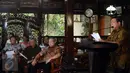 Mantan Mensesneg, Sudi Silalahi (kanan) membacakan pernyataan terkait hasil temuan TPF kasus Munir di Cikeas, Kab Bogor, Selasa (25/10). Hasil temuan TPF kasus Munir telah ditindak lanjuti dan tidak pernah dihentikan. (Liputan6.com/Helmi Fithriansyah)