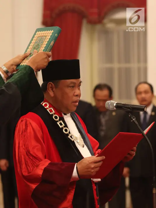 Arief Hidayat mengucapkan sumpah sebagai Hakim Konstitusi periode 2018-2023 saat acara pelantikannya di Istana Negara, Jakarta, Selasa (27/3). (Liputan6.com/Angga Yuniar)