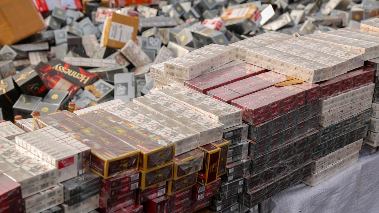 Bea Cukai Luwuk menindak 2.610 bungkus atau 52.200 batang rokok diduga ilegal di Kecamatan Totikum, Kabupaten Banggai Kepulauan, pada Jumat, 8 November 2024. (Istimewa)