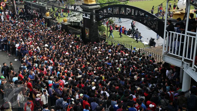 20161213-Antrean Tiket Piala AFF di Depan Stasiun Gambir-Jakarta