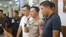 Kapolres Jakarta Selatan Kombes Bastoni Purnomo memberikan keterangan dalam rilis kasus pelecehan seksual di Mapolres Metro Jakarta Selatan, Minggu (26/1/2020). Seorang sopir taksi online ditangkap karena bermasturbasi di depan tiga wanita di Gatot Soebroto, Jaksel. (Liputan6.com/Immanuel Antonius)