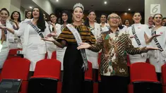 Wakil Ketua KPK Alexander Marwata (kanan) didampingi Puteri Indonesia Lingkungan 2018 Vania Herlambang (kiri) dan finalis Puteri Indonesia 2019 berfoto bersama disela kunjungan di Gedung KPK, Jakarta, Rabu (6/3/2019). (merdeka.com/Dwi Narwoko)