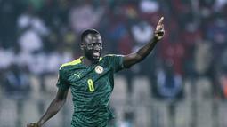 Gelandang Senegal Cheikhou Kouyate berselebrasi setelah mencetak gol ke gawang Guinea Ekuatorial pada pertandingan perempat final Piala Afrika (CAN) 2021 di Stade Ahmadou Ahidjo di Yaounde (31/1/2022). Senegal menang atas Guinea Ekuatorial 3-1. (AFP/Charly Triballeau)