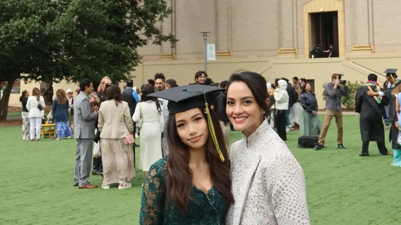 Jasmine Abeng Putri Ririn Ekawati saat Wisuda. [@ririnekawati]