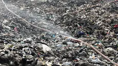 Cara Khusus Petugas Jinakkan Api di TPA Jatiwaringin