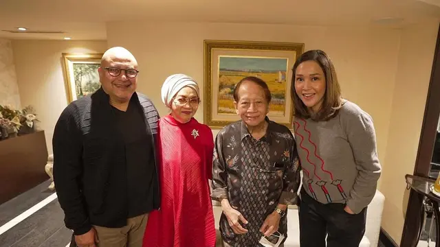 7 Potret momen kedekatan Irwan Mussry dengan orang tua Maia Estianty, menantu idaman mertua