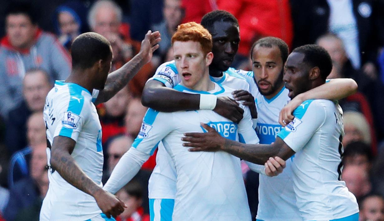 Pemain Newcastle United merayakan gol yang dicetak Jack Colback ke gawang Liverpool dalam laga Liga Inggris di Stadion Anfield, Sabtu (23/4/2016). (Reuters/Phil Noble)