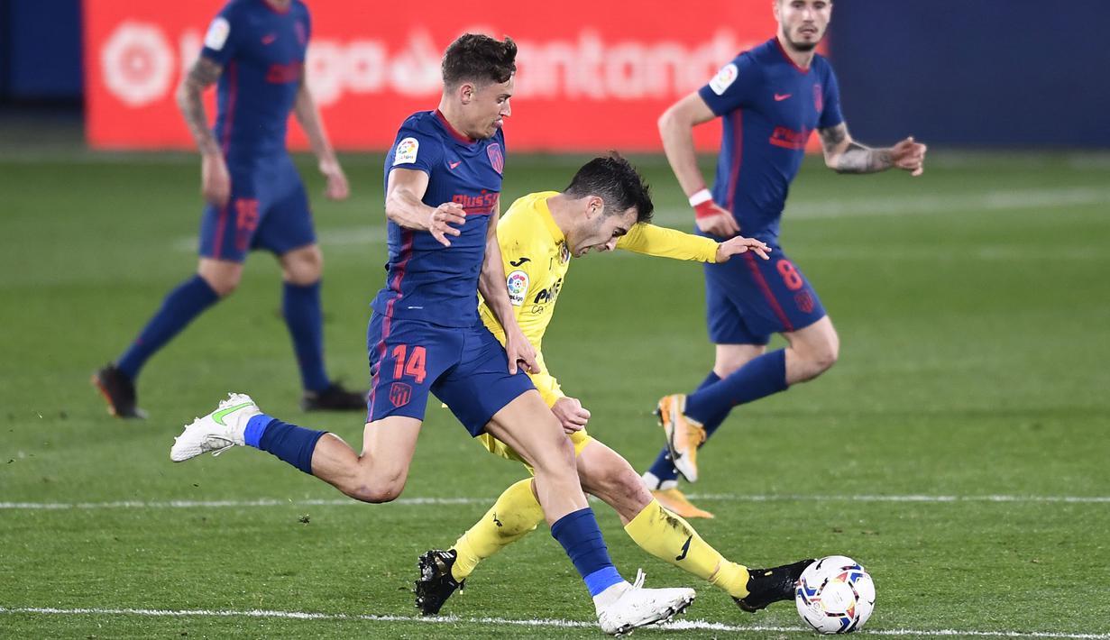 Pemain Atletico Madrid, Marcos Llorente, berebut bola dengan pemain Villareal, Manu Trigueros, pada laga Liga Spanyol di Stadion Ceramica, Minggu (28/2/2021). Atletico Madrid menang dengan skor 2-0. (AP/Jose Breton)