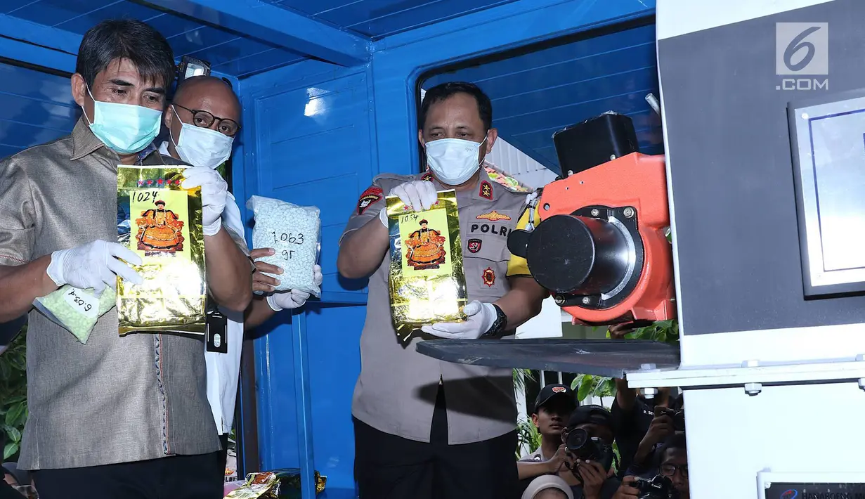 Polisi menunjukkan barang bukti kasus penyelundupan narkoba sebelum dimusnahkan di Jakarta, Senin (18/2). Polda Metro Jaya memusnahkan 127 kg sabu, 92.000 butir ekstasi, serta 325 gram ganja dari tiga kasus berbeda. (Liputan6.com/Immanuel Antonius)