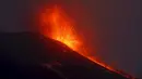 Gunung Etna mengeluarkan lava panas saat meletus di pulau selatan Sisilia, Italia, Senin (7/12). Gunung berapi tertinggi di Eropa tersebut kembali memuntahkan abu vulkanik setelah dua tahun tidak ada aktivitas. (REUTERS/Antonio Parrinello)